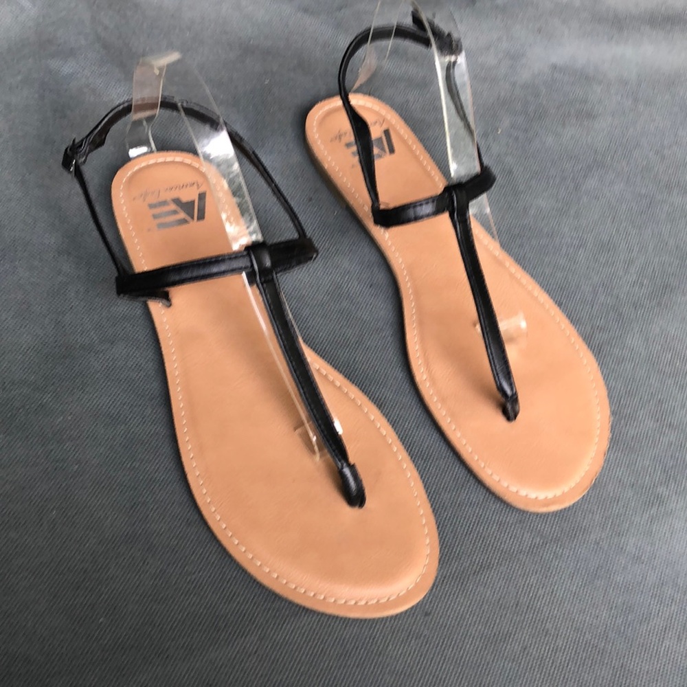 Black skinny strap thong Sandals